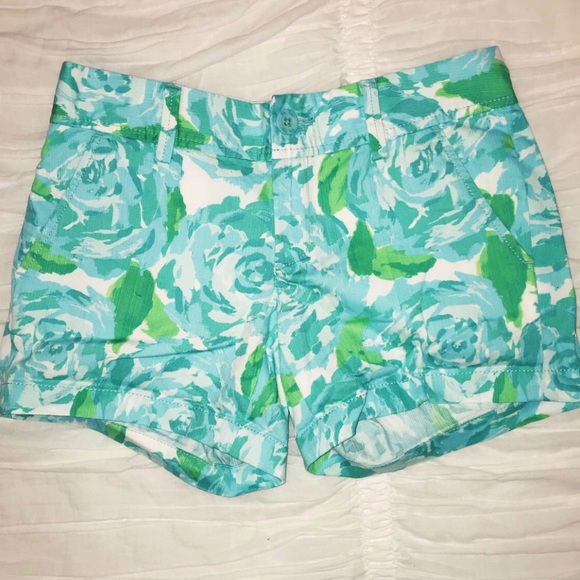 lily Pulitzer blue flower print shorts. - Picture 1 of 3